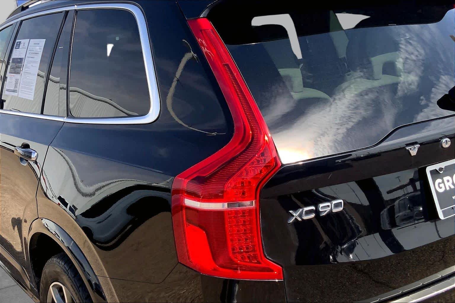 Used 2019 Onyx Black Metallic Volvo Momentum image 29