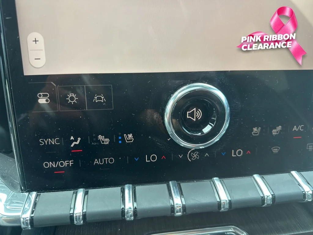Used 2025 White GMC Denali image 21