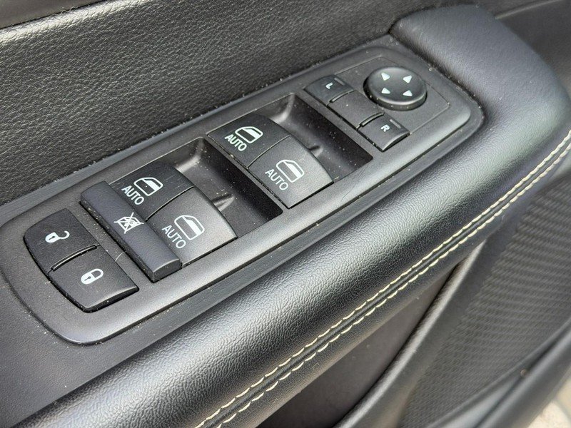 Used 2025 Ceramic Gray Clearcoat Chrysler Select FWD image 17