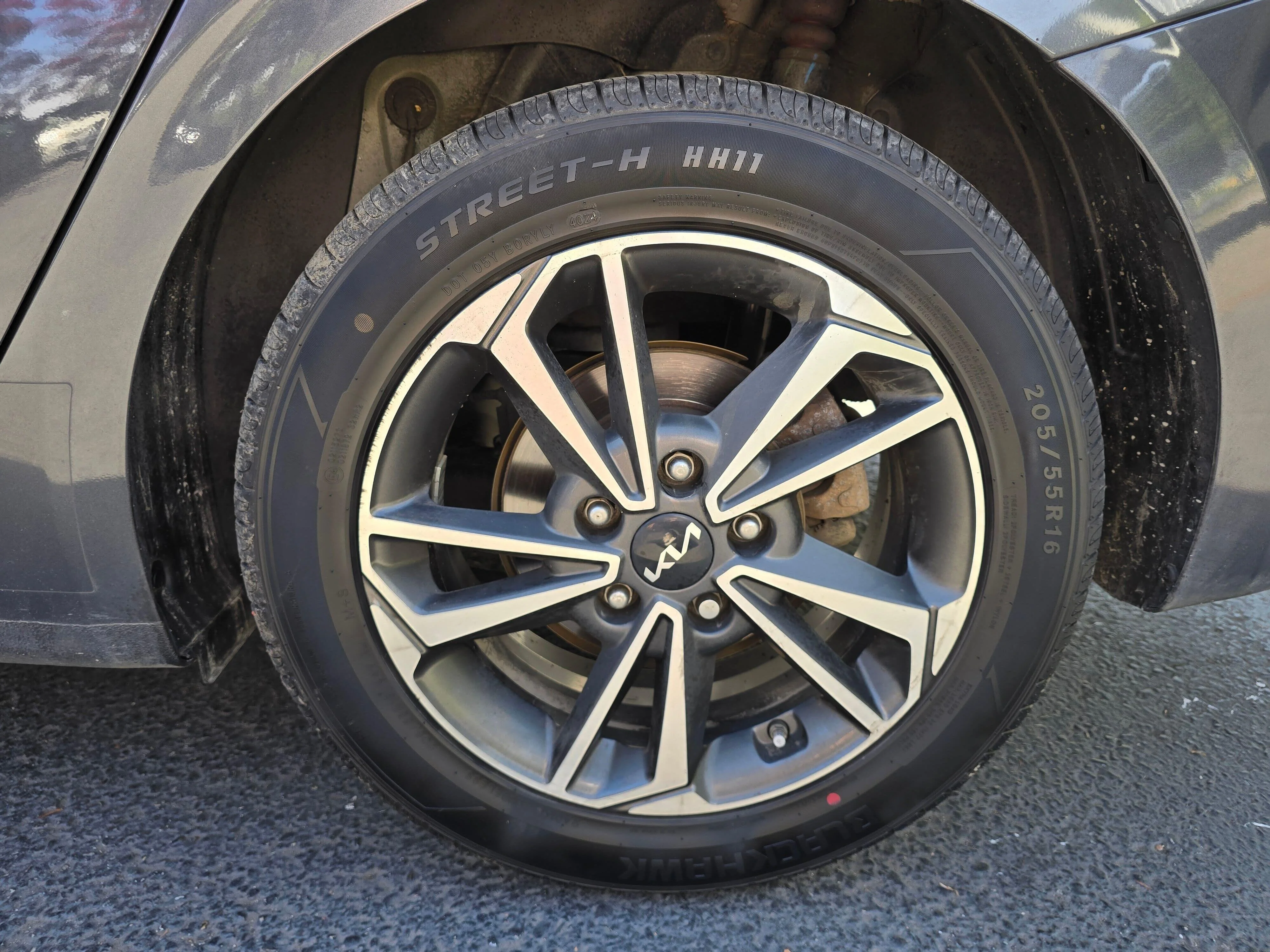 Used 2023 Gray Kia LXS image 6