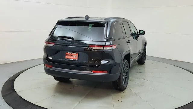 New 2026 Diamond Black Crystal Pearlcoat Jeep Altitude image 9