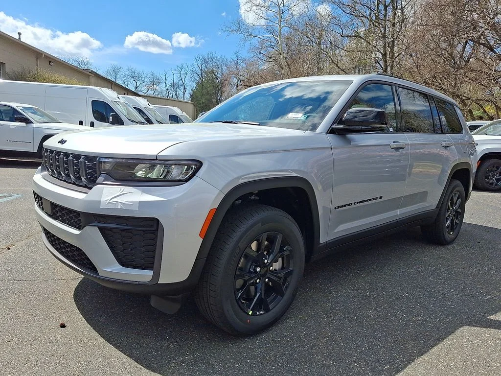 New 2026 Silver Zynith Exterior Paint Jeep Altitude image 2