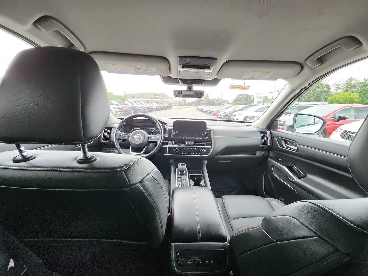 Used 2023 Pearl White Tricoat Nissan SL image 18