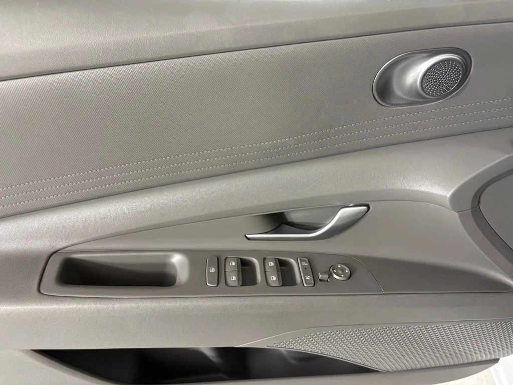 Used 2024 White Hyundai SEL image 19