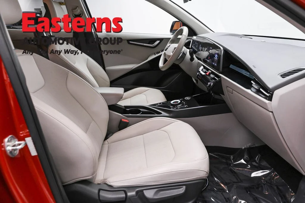 Used 2023 Red Kia Wind image 23