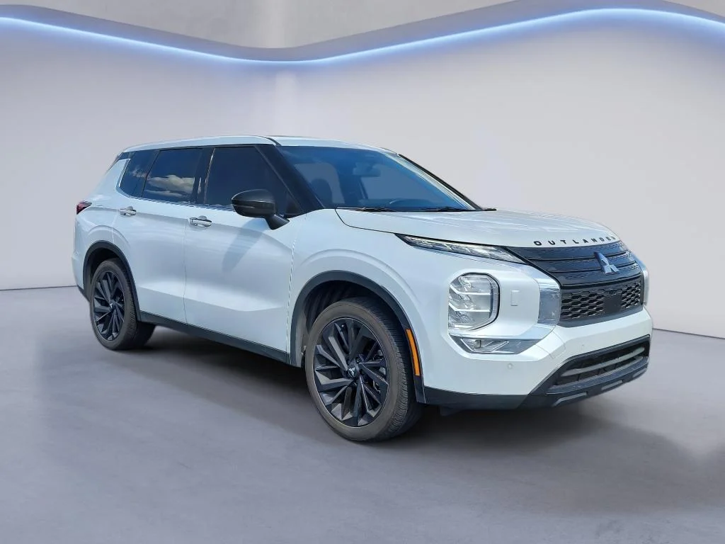 Used 2024 White Diamond Mitsubishi SE Black Edition w/Pano Roof image 3