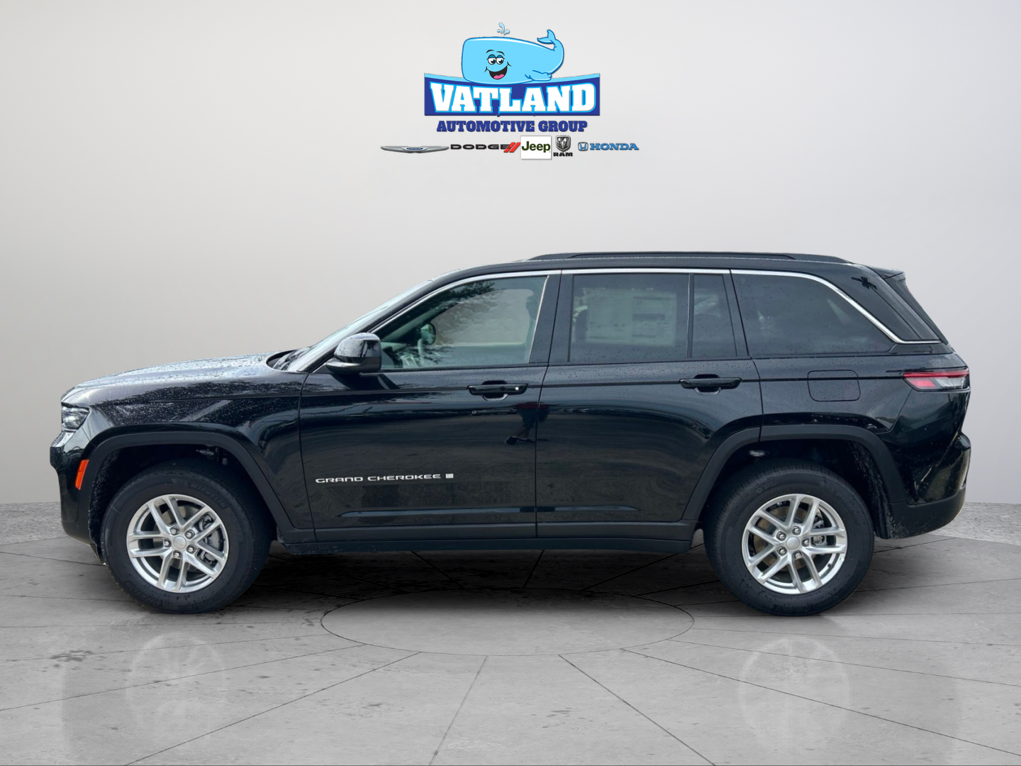 New 2026 Diamond Black Crystal Pearl-Coat Exterior Paint Jeep Laredo X image 2