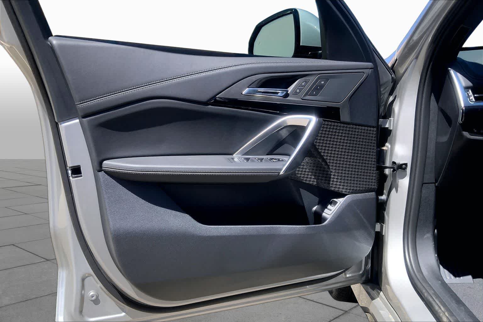 New 2026 Space Silver Metallic BMW xDrive28i image 10