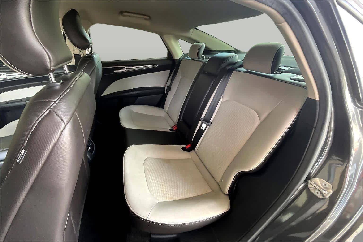 Used 2019 Magnetic Metallic Ford SE image 20