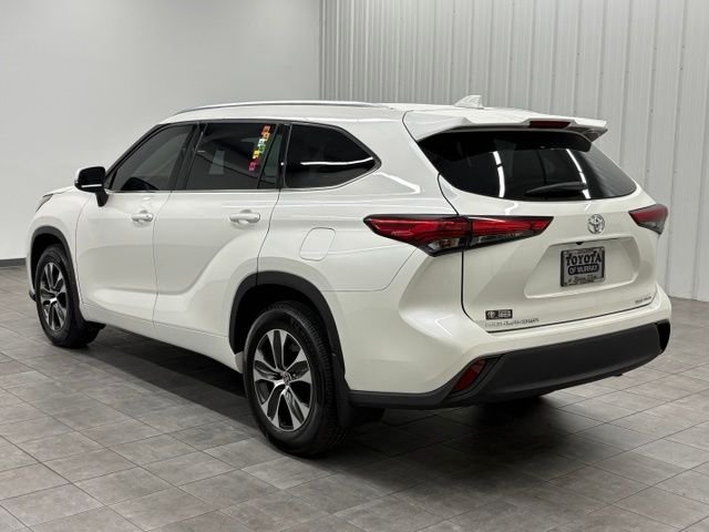 Used 2020 White Toyota XLE image 4