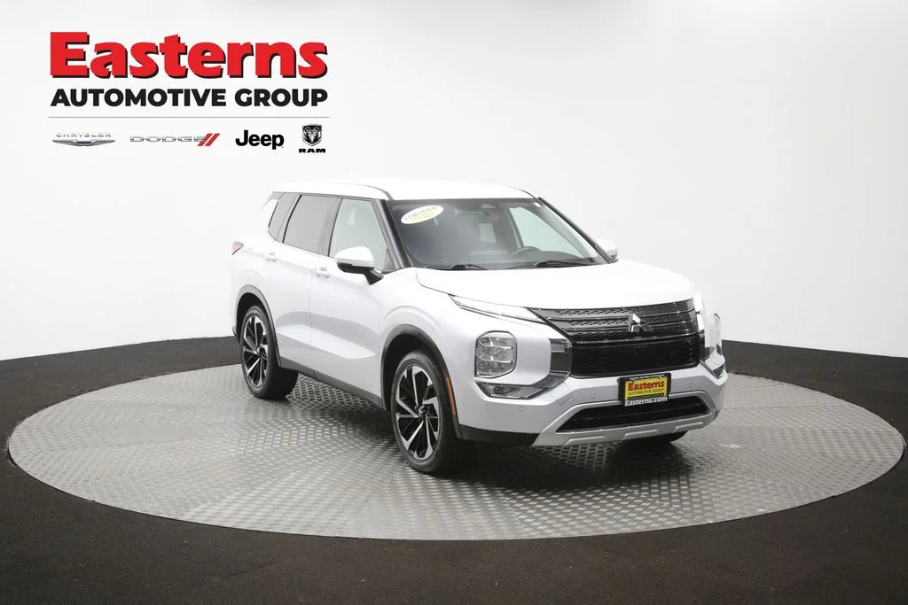 Used 2022 White Mitsubishi SE image 49