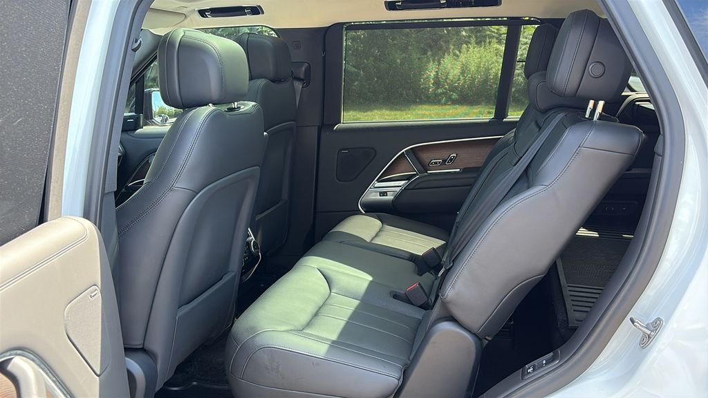 Used 2025 White Land Rover SE image 21