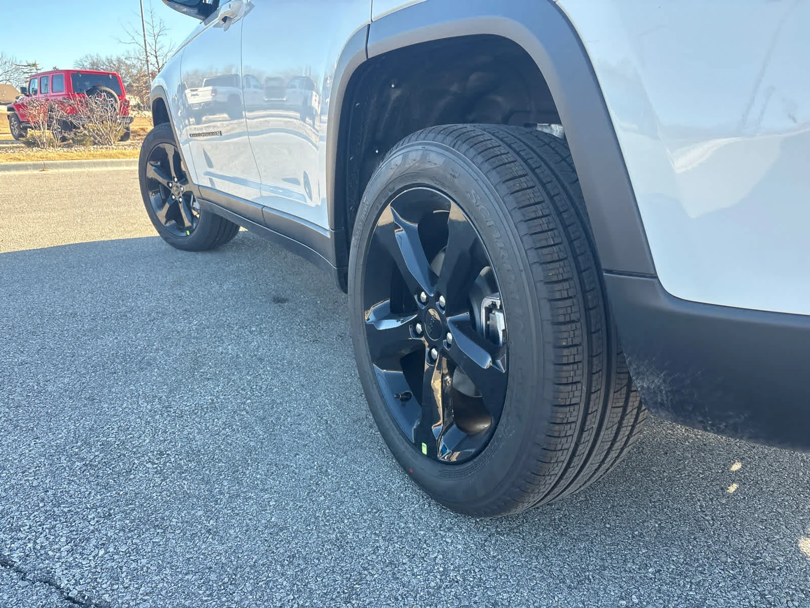 New 2025 Bright White Clear-Coat Exterior Paint Jeep Limited image 6