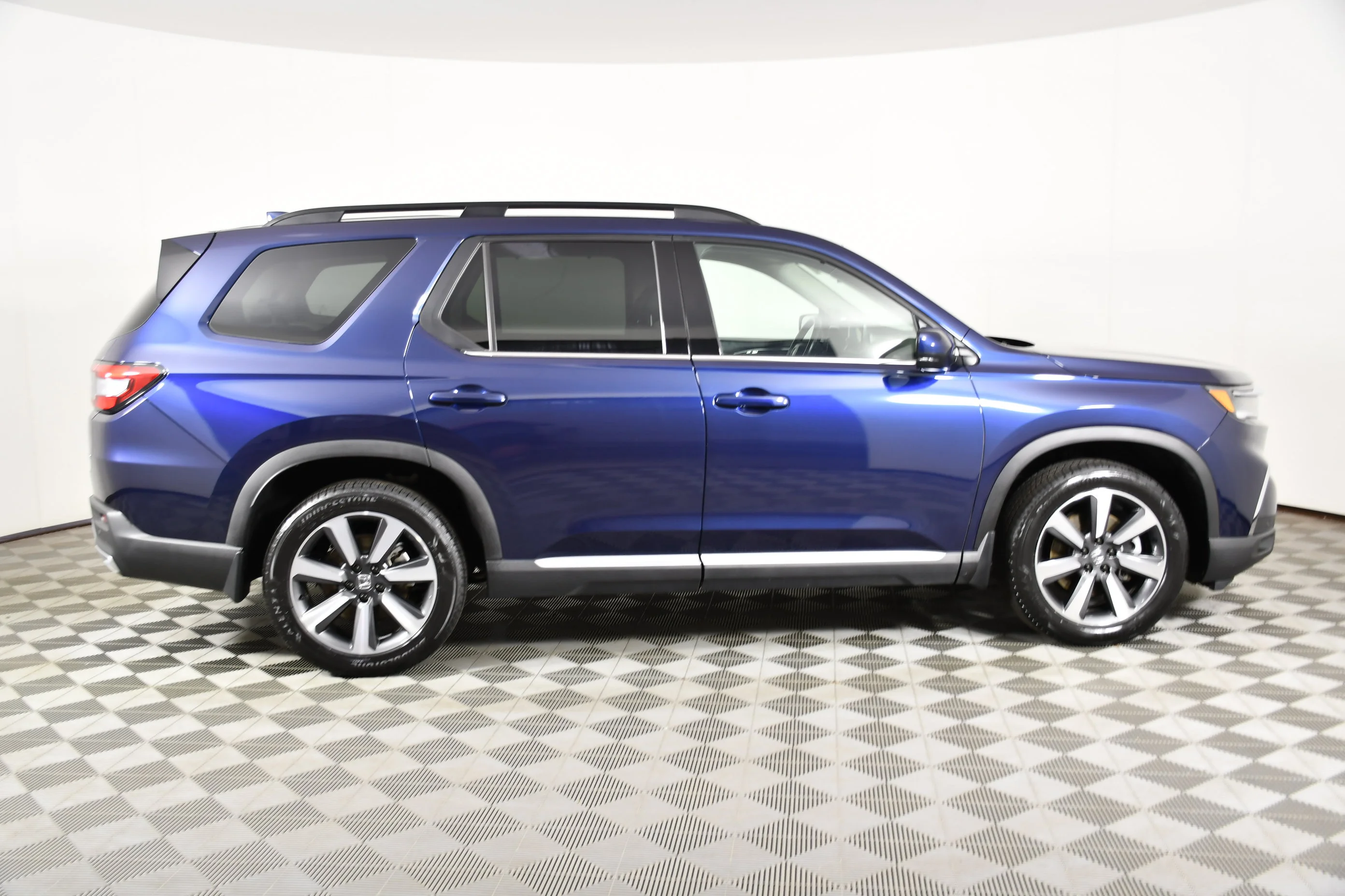 Used 2025 Obsidian Blue Pearl Honda Touring image 5