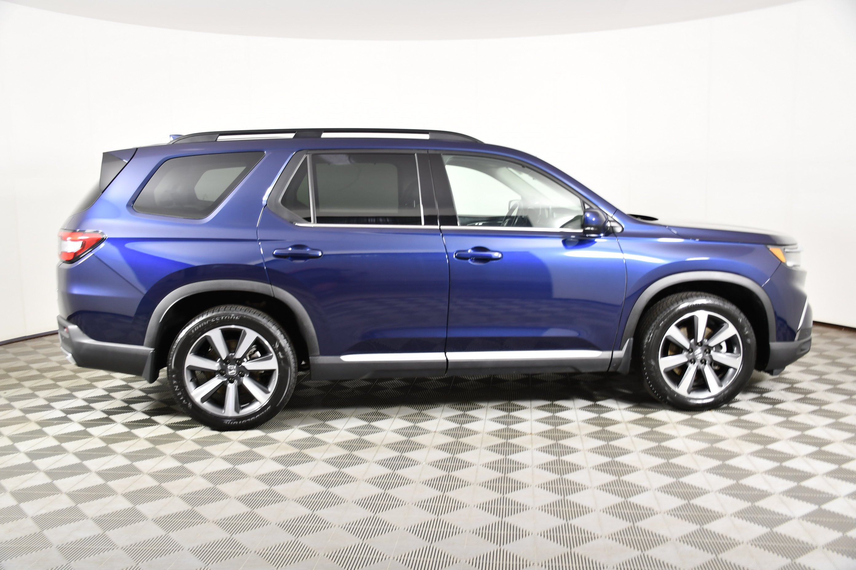 Used 2025 Obsidian Blue Pearl Honda Touring image 5