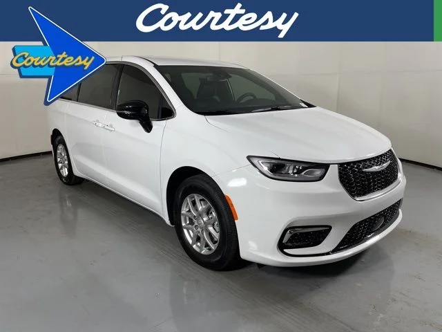 2025 Chrysler Pacifica Select's photo
