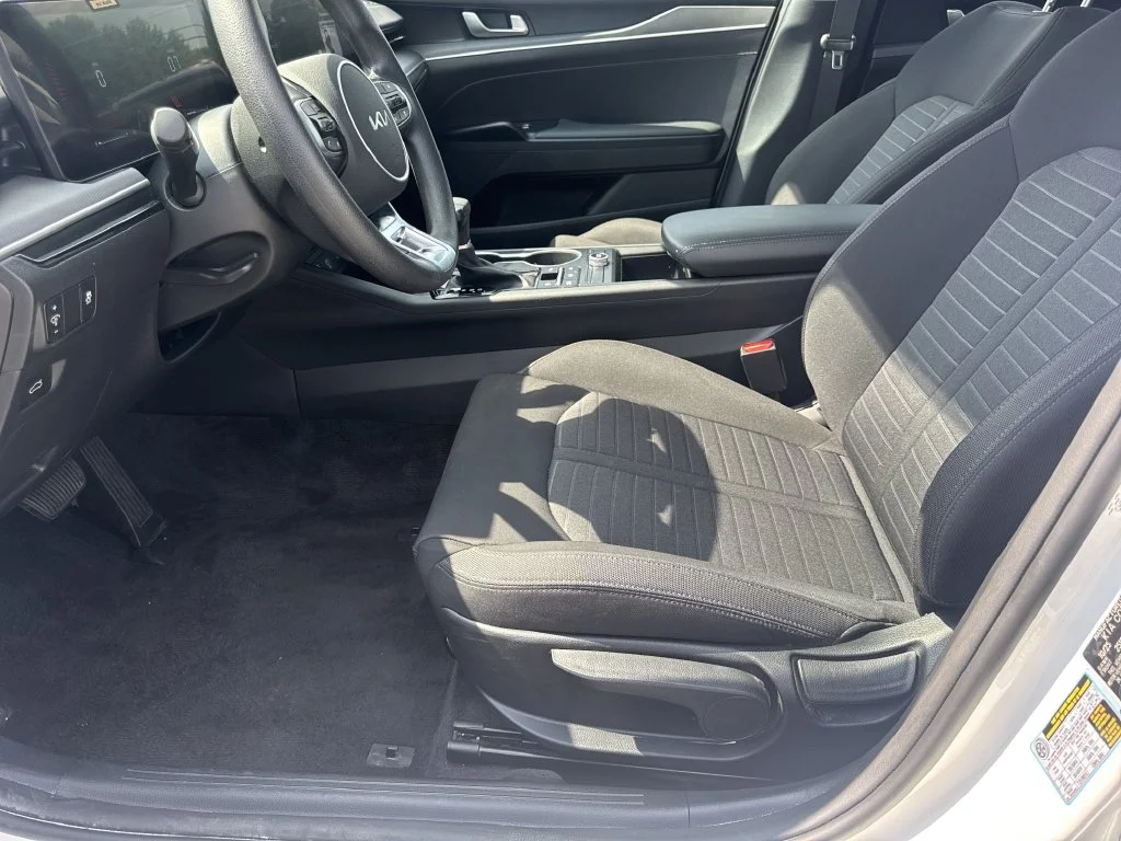 Used 2026 White Kia LXS image 9