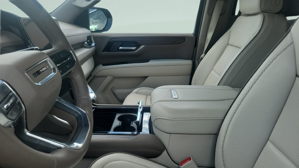 Used 2025  GMC Denali image 5