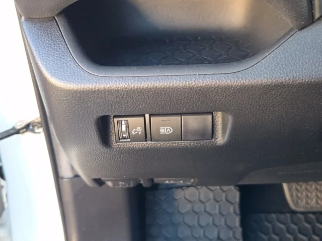Used 2019 White Toyota LE image 28