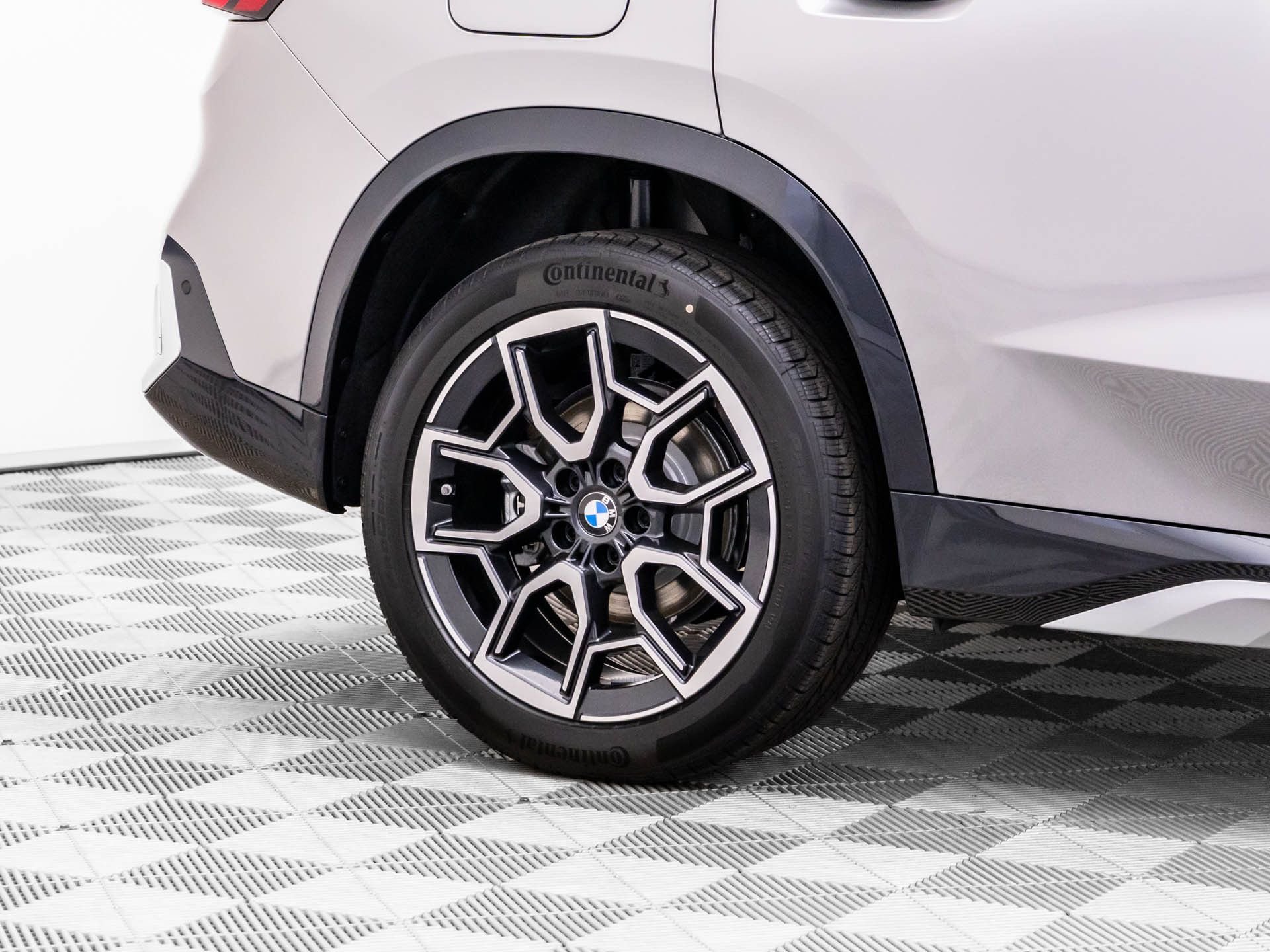 New 2026 Space Silver Metallic BMW xDrive28i image 35