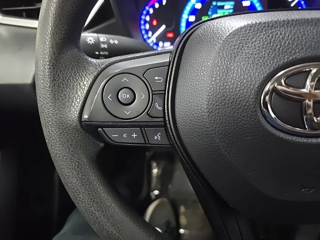 Used 2020 White Toyota LE image 19