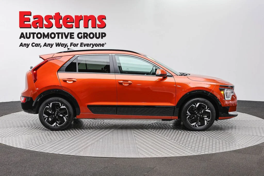 Used 2023 Red Kia Wind image 4