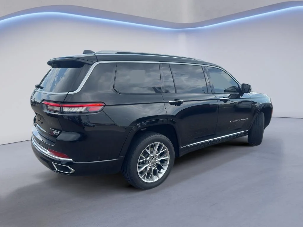 Used 2022 Diamond Black Crystal Pearlcoat Jeep Summit image 6
