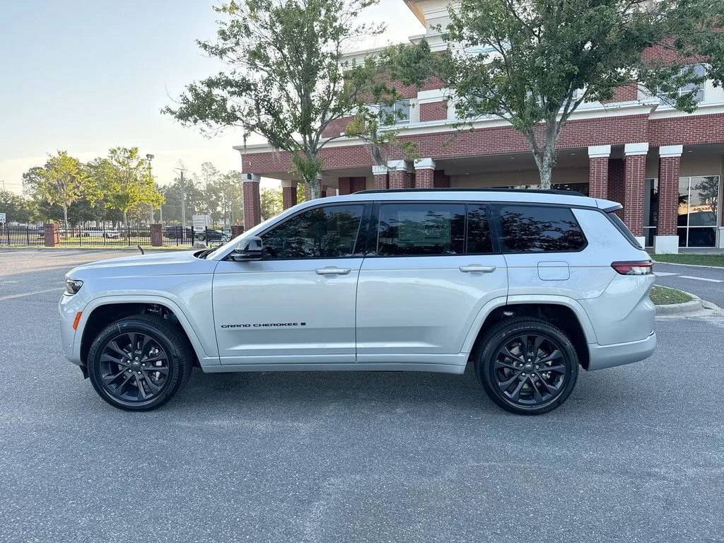 New 2026 Silver Zynith Exterior Paint Jeep Limited image 7