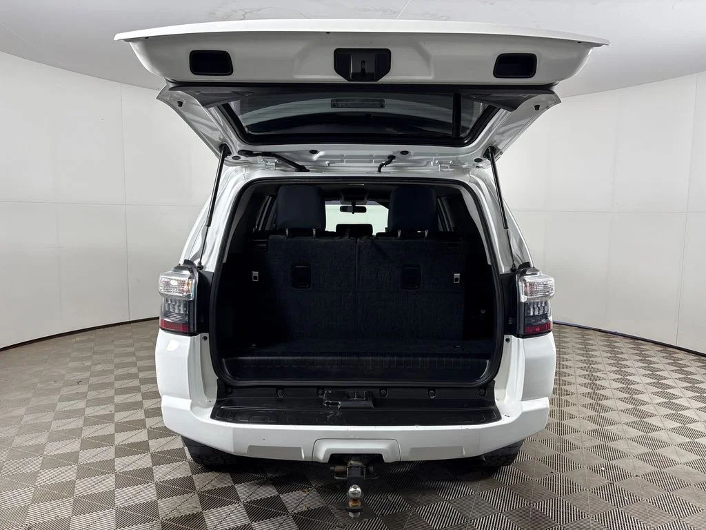 Used 2015 White Toyota SR5 image 27