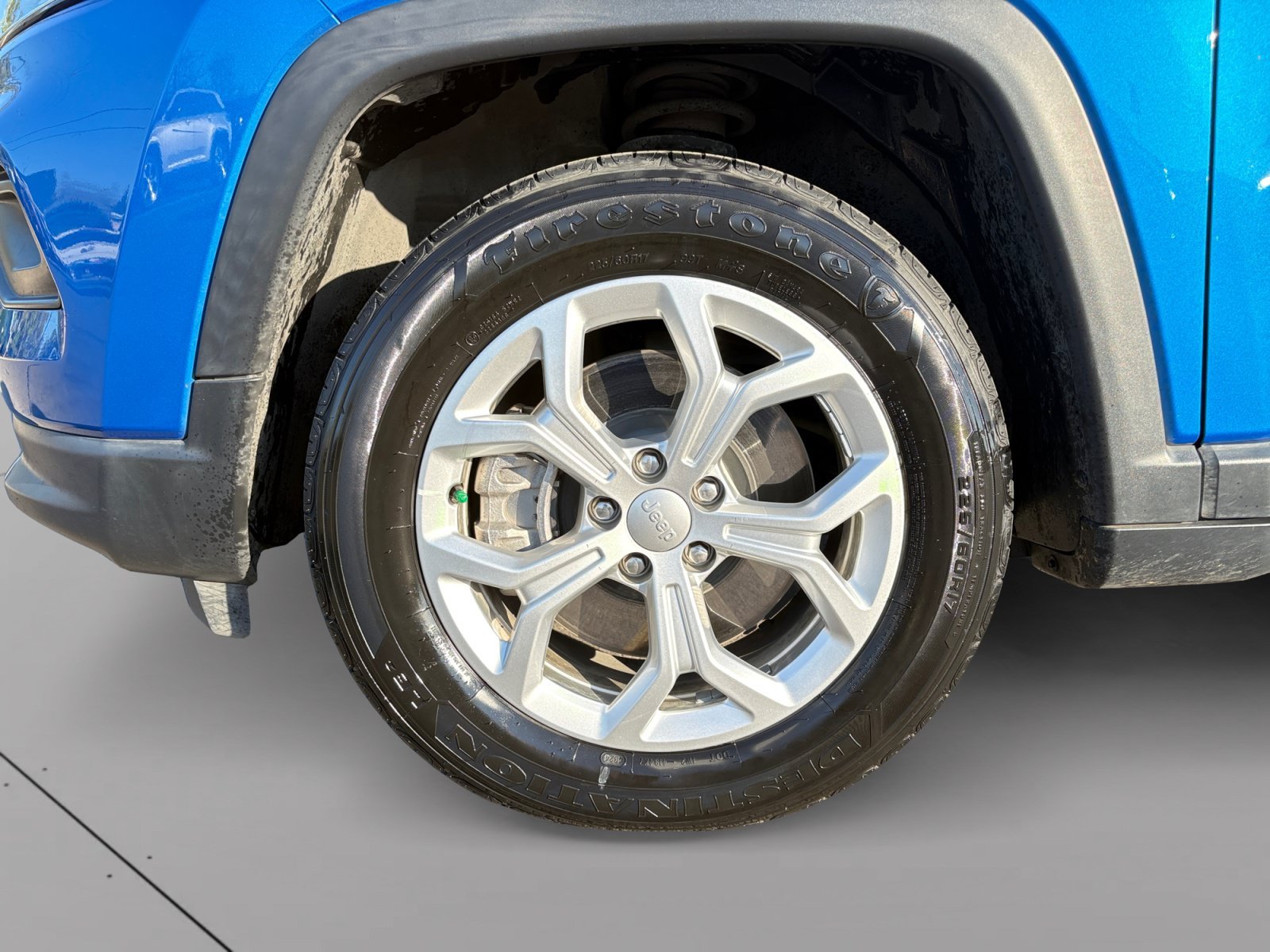 Used 2024 Hydro Blue Pearlcoat Jeep Latitude image 9