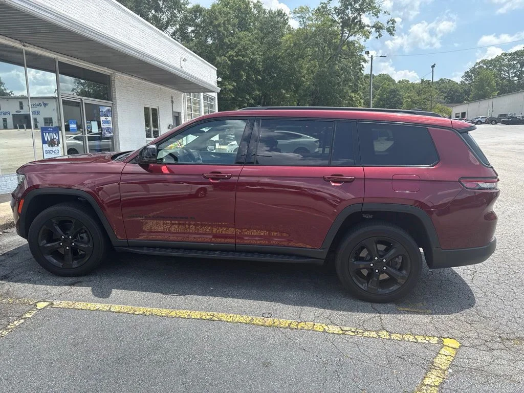 Used 2023 Red Jeep Altitude image 2