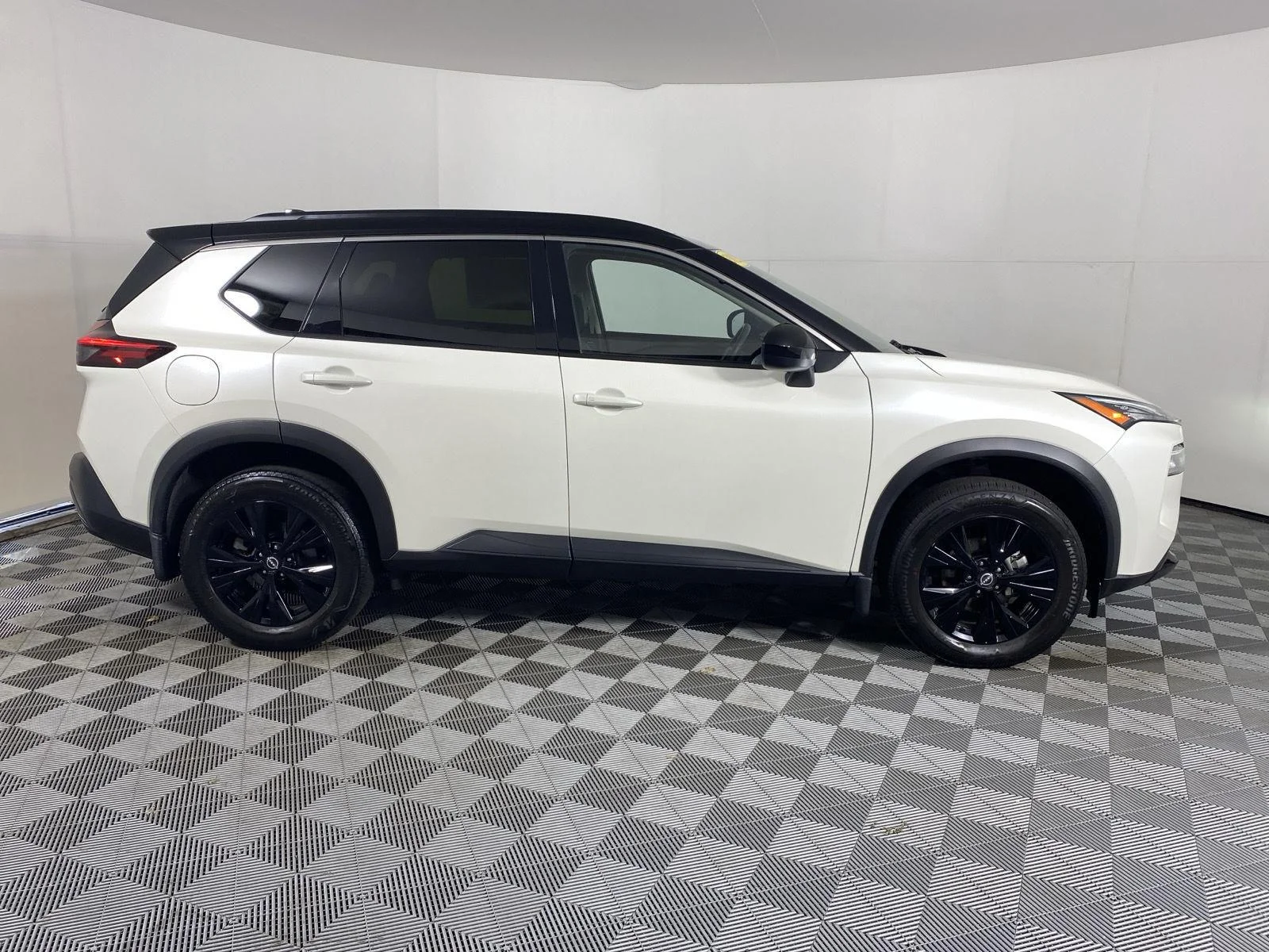 Used 2023 Pearl White Tricoat/Super Black Nissan SV image 10
