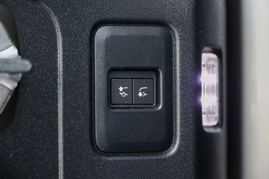 Used 2024 White Land Rover S image 40