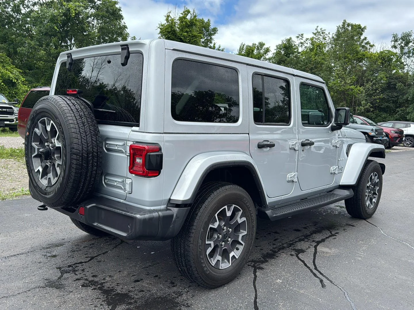 Used 2024 Silver Zynith Clearcoat Jeep Sahara image 4