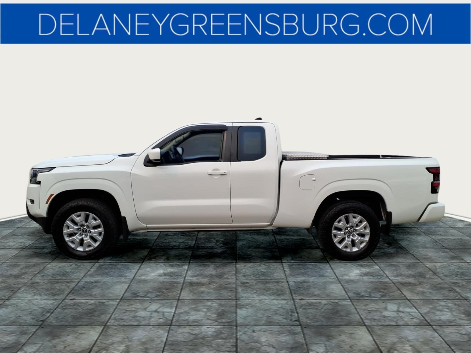Used 2023 Glacier White Qak Nissan SV image 6