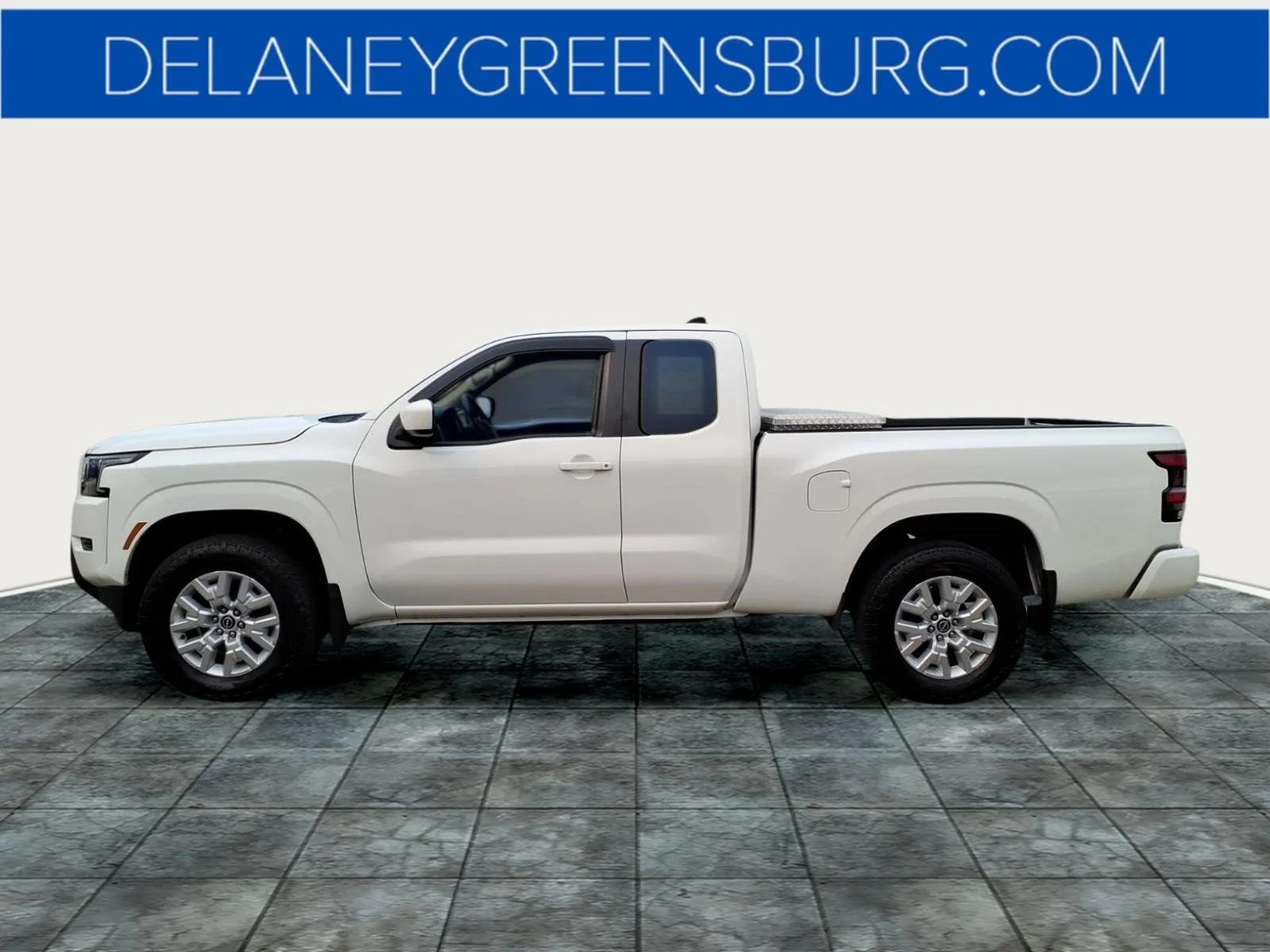 Used 2023 Glacier White Qak Nissan SV image 6