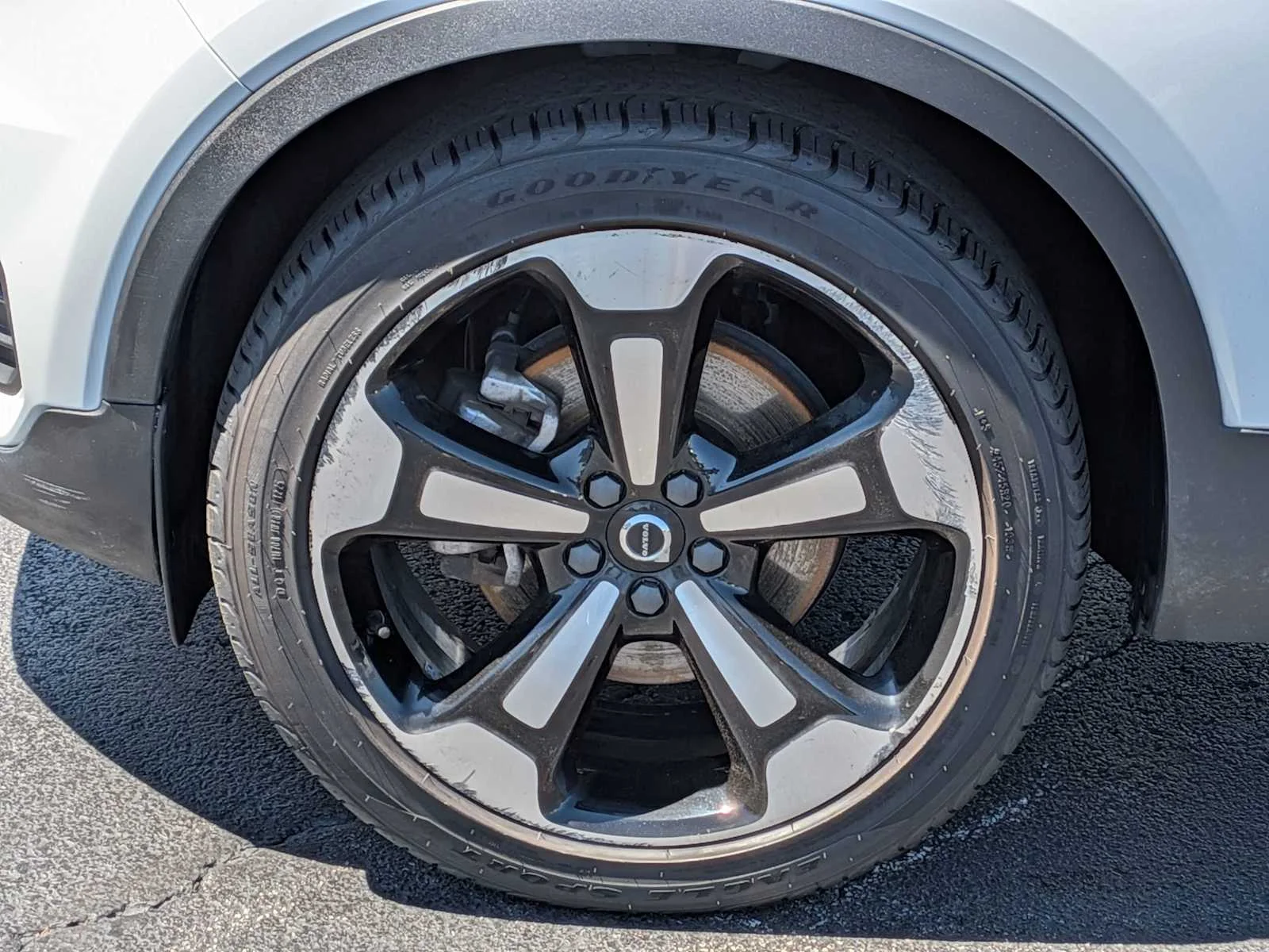 Used 2020 White Volvo Momentum image 9