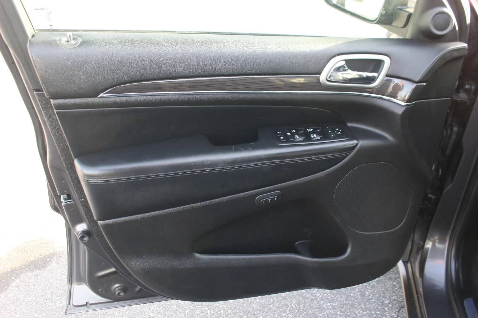 Used 2018 Grey Jeep Overland image 13