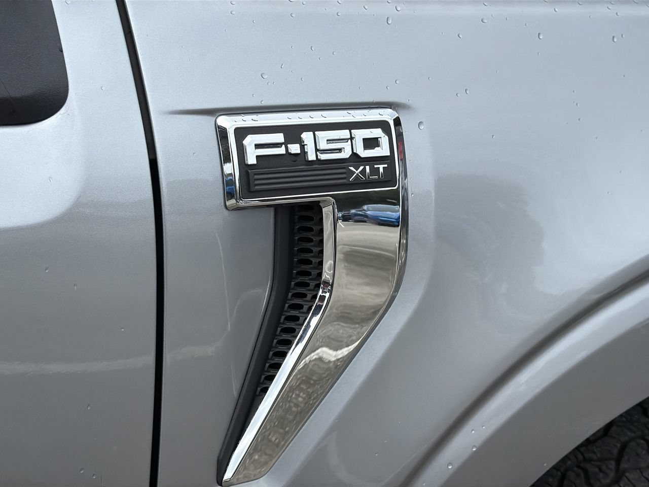 Used 2025 Silver Metallic Ford XLT image 9
