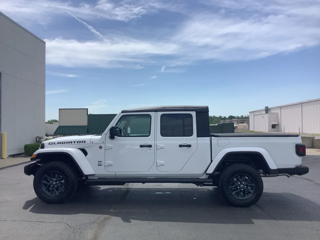 New 2026 Bright White Clear-Coat Exterior Paint Jeep  image 10