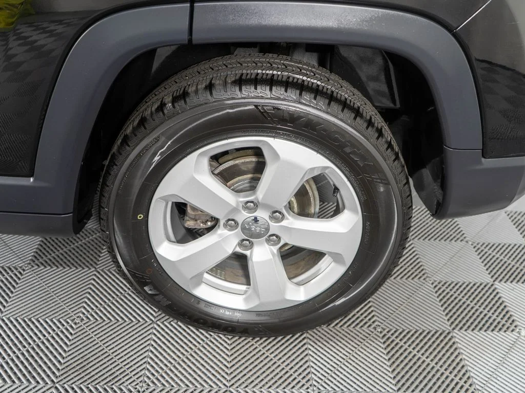 Used 2018 Black Jeep Latitude image 25