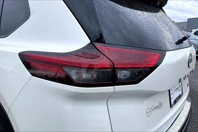 Used 2023 White Nissan SL image 20