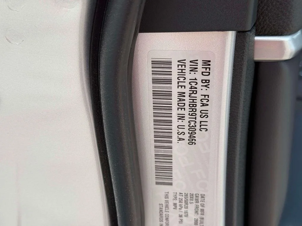New 2026 Silver Zynith Exterior Paint Jeep Limited image 18