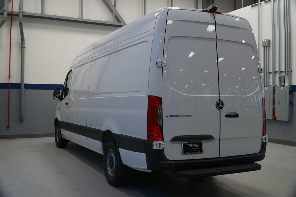 New 2025 Arctic+White Mercedes-Benz Cargo 170 WB image 22
