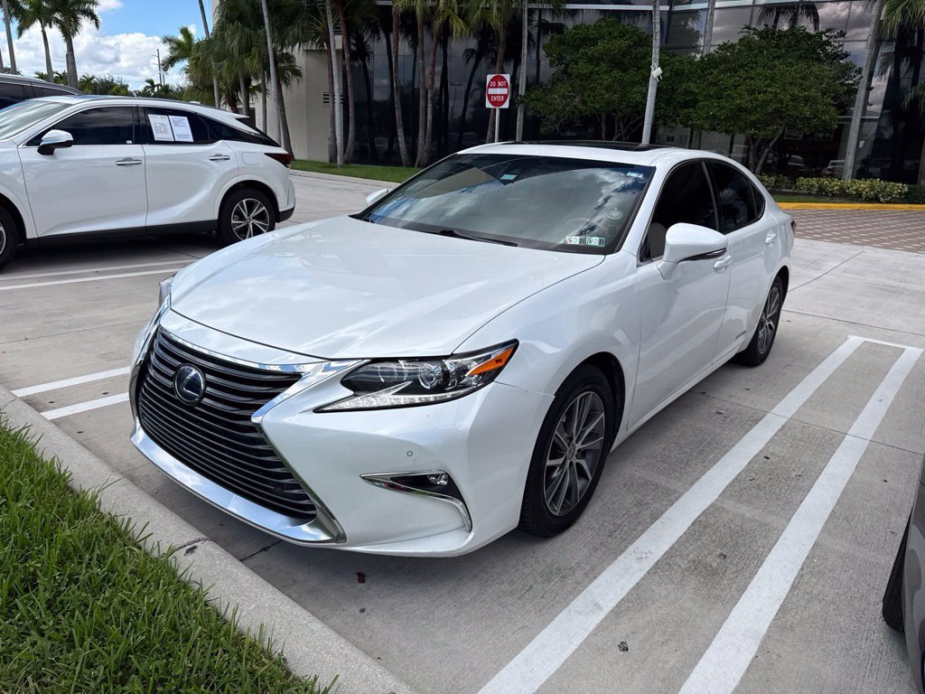 Used 2018 White Pearl Lexus 300h image 3