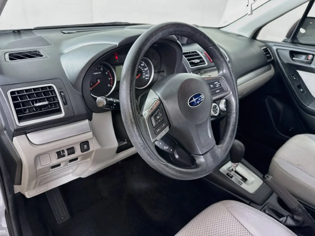 Used 2016 Silver Subaru 2.5i Premium image 9