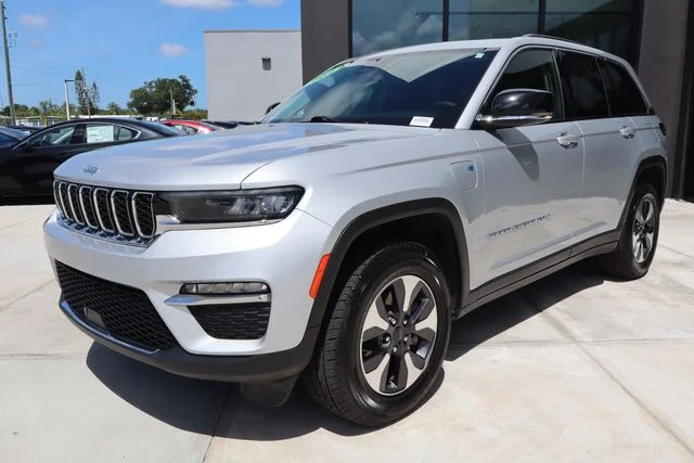 Used 2024 Silver Jeep 4xe image 8