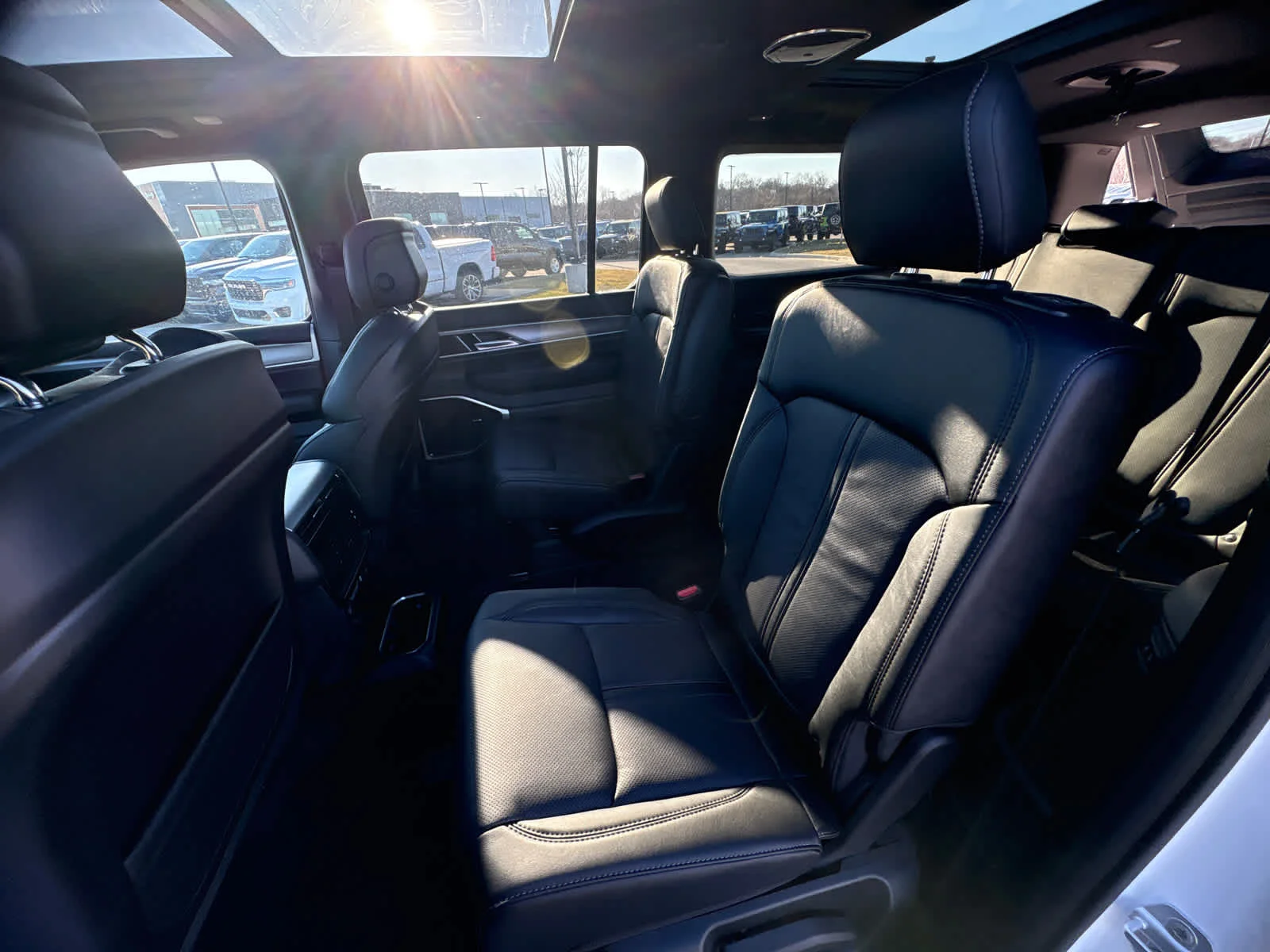 New 2026 Bright White Clear-Coat Exterior Paint Jeep Limited Altitude image 12