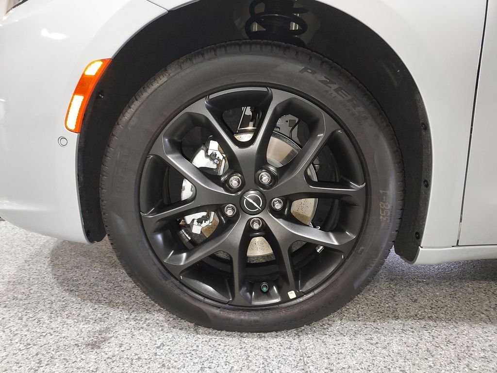 2026 Chrysler Pacifica Limited - Photo 16
