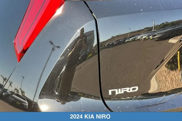 Used 2024 Black Kia Wind image 30